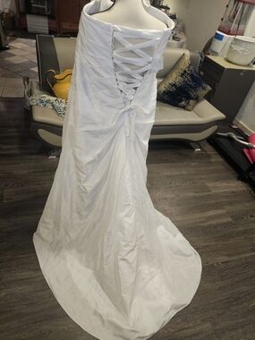 David's Bridal White Lace-Up Back Strapless Bridal Gown